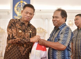 Direktur PSKBA Kemensos Serahkan 3.000 Paket Bantuan untuk Korban Banjir di Sulsel