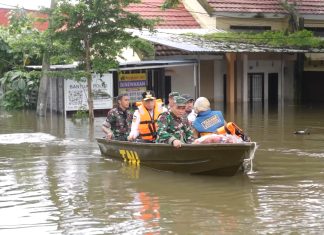 Tinjau Lokasi Banjir di Makassar, Pj Gubernur Sulsel: Harus Dipikir Solusi Permanen untuk Warga Terdampak