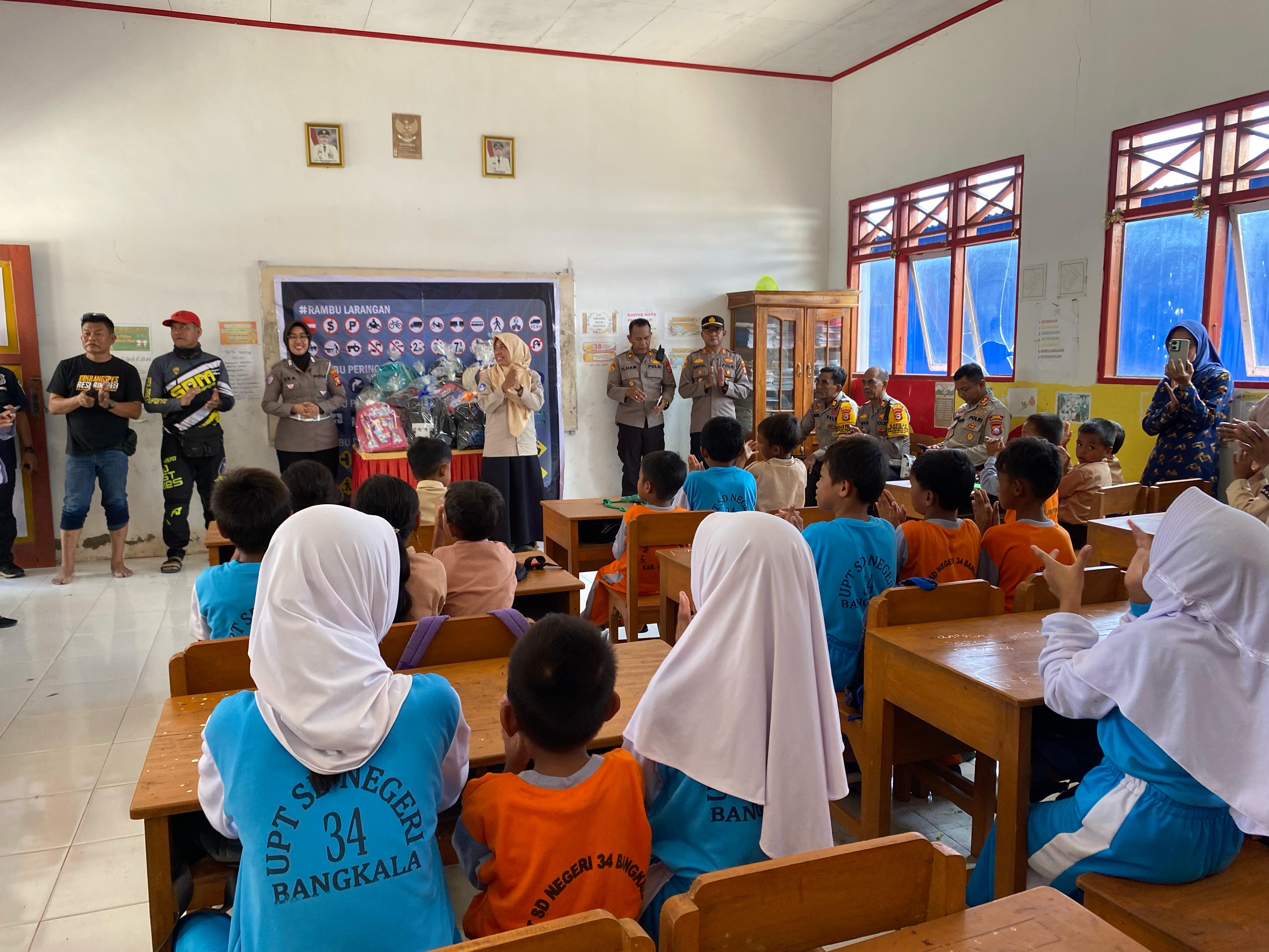 Sebrangi Ombak Laut, Kapolres Jeneponto Menggapai Siswa di Pulau Harapan