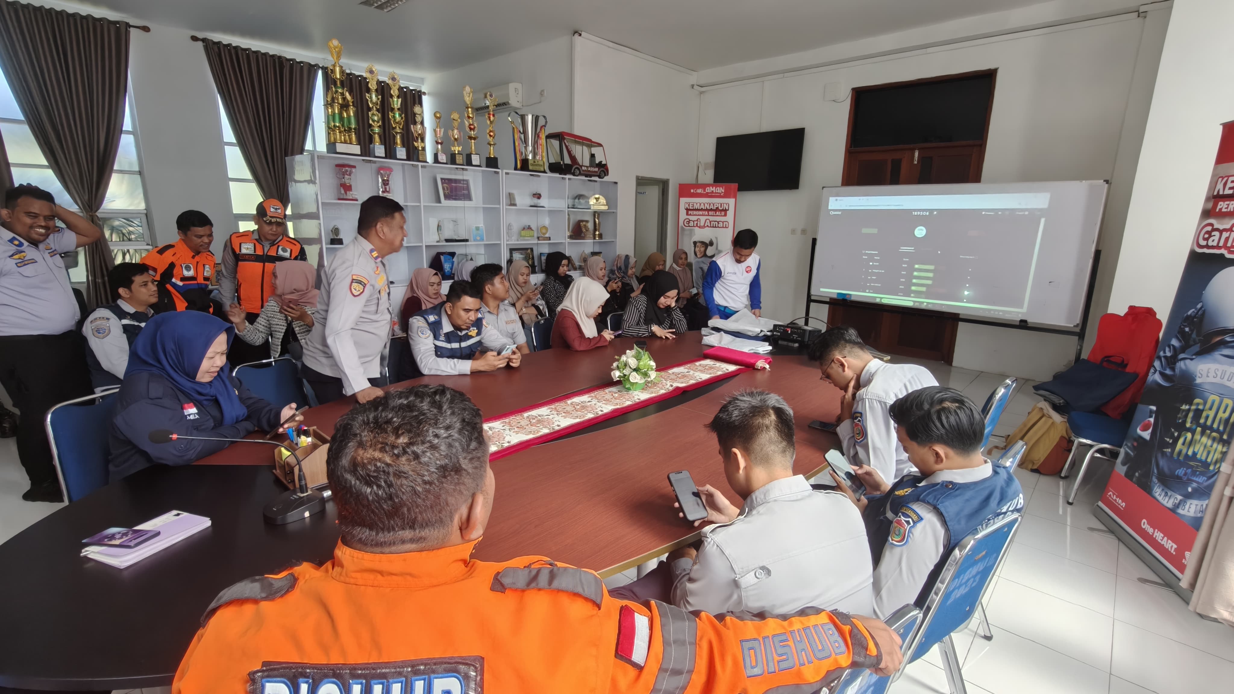 Asmo Sulsel Beri Edukasi Safety Riding #Cari_Aman untuk Pegawai Dishub Makassar