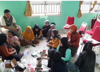 Vale Bersama Ibu-ibu Desa Balantang Ubah Minyak Jelantah Jadi Lilin Aromaterapi
