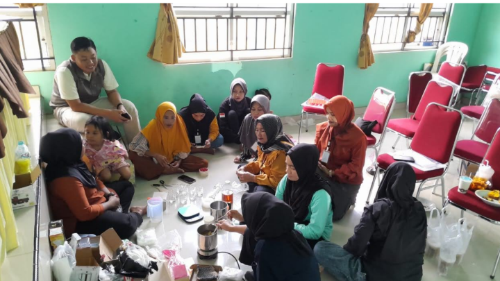 Vale Bersama Ibu-ibu Desa Balantang Ubah Minyak Jelantah Jadi Lilin Aromaterapi vale