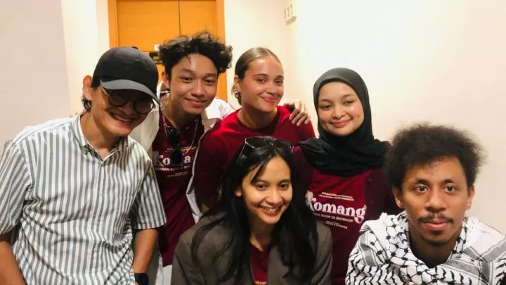 Diangkat dari Kisah Perjalanan Cinta Raim Laode, Film Komang Tayang Lebaran 2025 film komang