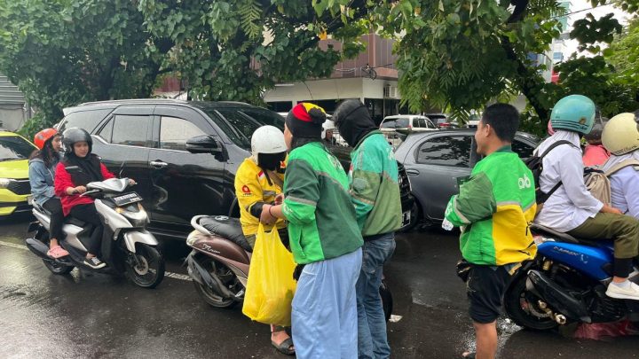Mitra Grab Ngabuburit dengan Bagikan Ratusan Takjil di Makassar Mitra grab