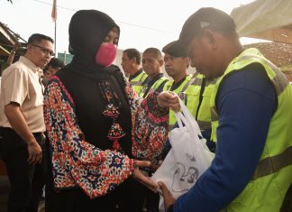Wakil Gubernur sulsel Salurkan Ratusan Paket Sembako ke Pekerja TPA Tamangapa dan Penggali Kubur