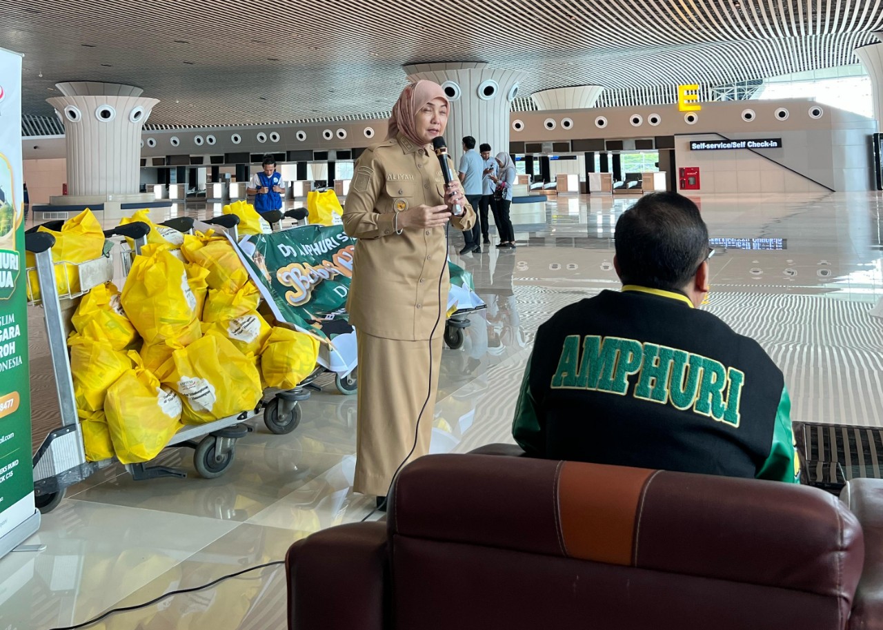 Wawali Makassar Apresiasi Program Berbagi AMPHURI Sulampua ke Petugas Bandara Sultan Hasanuddin