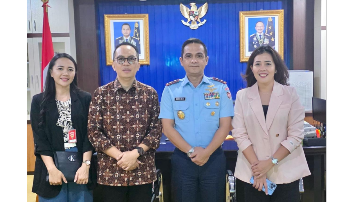 Head of Region CIMB Niaga Indonesia Timur, Ahmad S Ilham (kedua kiri) bersama Panglima Komando Operasi Udara (Pangkopsud) II, Marsda TNI Deni Hasoloan Simanjuntak. cimb niaga