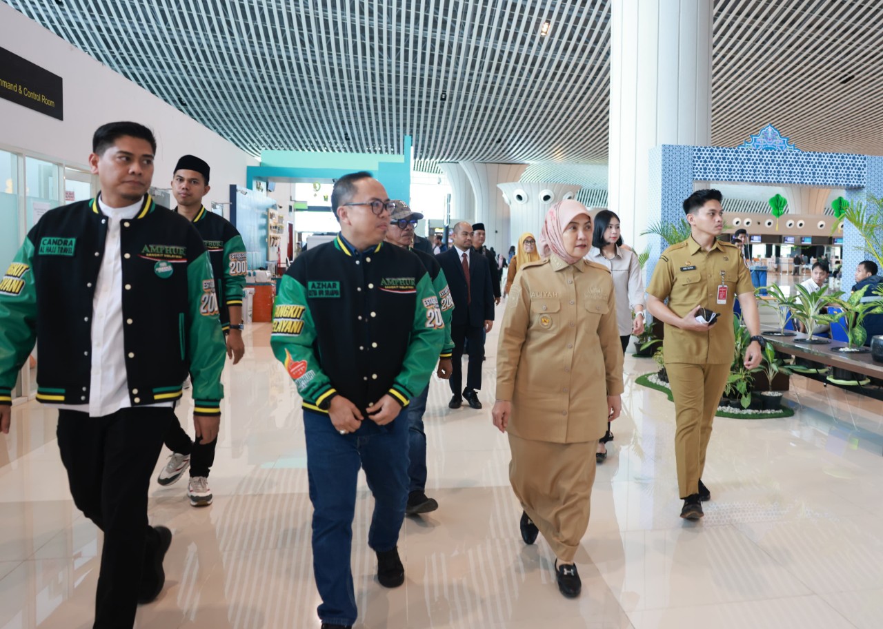 Wawali Makassar Apresiasi Program Berbagi AMPHURI Sulampua ke Petugas Bandara Sultan Hasanuddin