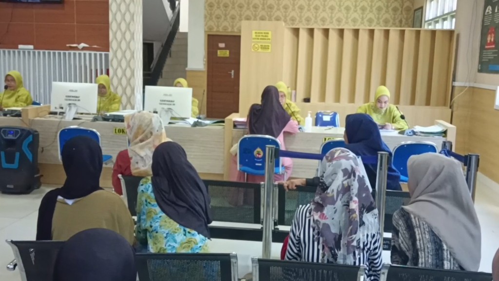 Pakaian Adat Warnai Pelayanan di Disdukcapil Jeneponto pada Momen Hari Jadi ke-162
