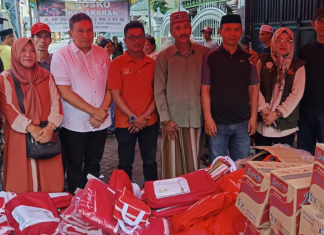 Wakili Gubernur, Kepala Dinas Sosial Sulsel Serahkan Bantuan ke Korban Kebakaran di Makassar