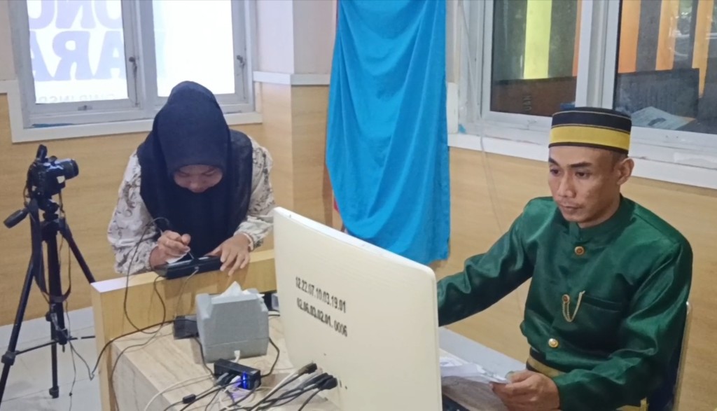 Pakaian Adat Warnai Pelayanan di Disdukcapil Jeneponto pada Momen Hari Jadi ke-162