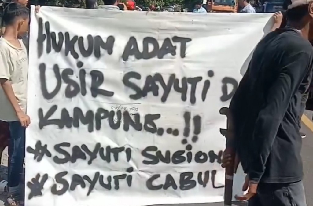 Diduga Kasus Pelecehan Seksual, Warga Balang Beru Jeneponto Gelar Aksi Unjuk Rasa, Terlihat Sajam