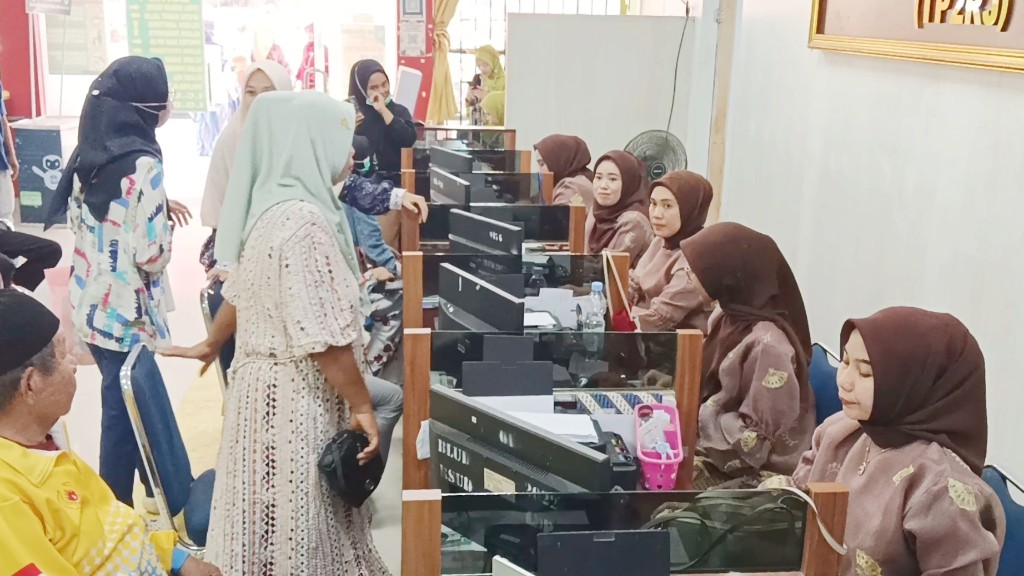 Layani Pasien Jelang Puncak Hari Jadi ke-162 Jeneponto, Nakes RSUD Latopas Mengenakan Pakaian Adat