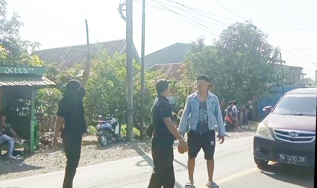 Diduga Kasus Pelecehan Seksual, Warga Balang Beru Jeneponto Gelar Aksi Unjuk Rasa, Terlihat Sajam