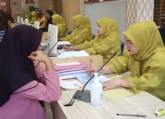 Pakaian Adat Warnai Pelayanan di Disdukcapil Jeneponto pada Momen Hari Jadi ke-162