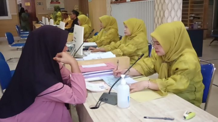 Baju Bodo Warnai Pelayanan di Disdukcapil Jeneponto pada Momen Hari Jadi ke-162 Baju Bodo Warnai