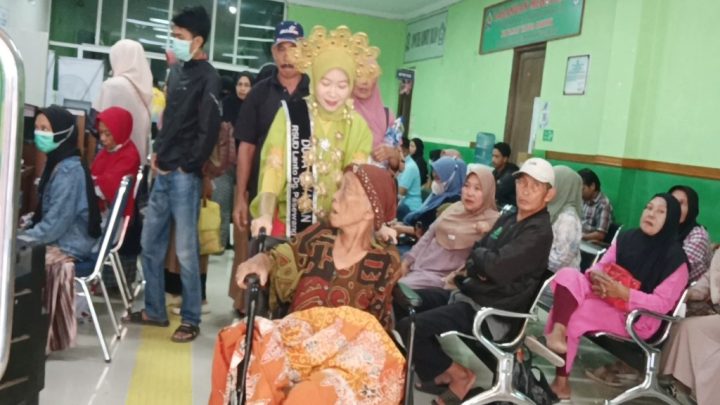 Layani Pasien Jelang Puncak Hari Jadi ke-162 Jeneponto, Nakes RSUD Latopas Mengenakan Pakaian Adat Layani Masyarakat