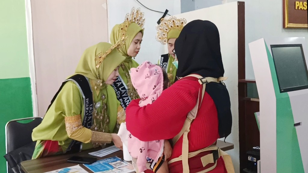 Layani Pasien Jelang Puncak Hari Jadi ke-162 Jeneponto, Nakes RSUD Latopas Mengenakan Pakaian Adat