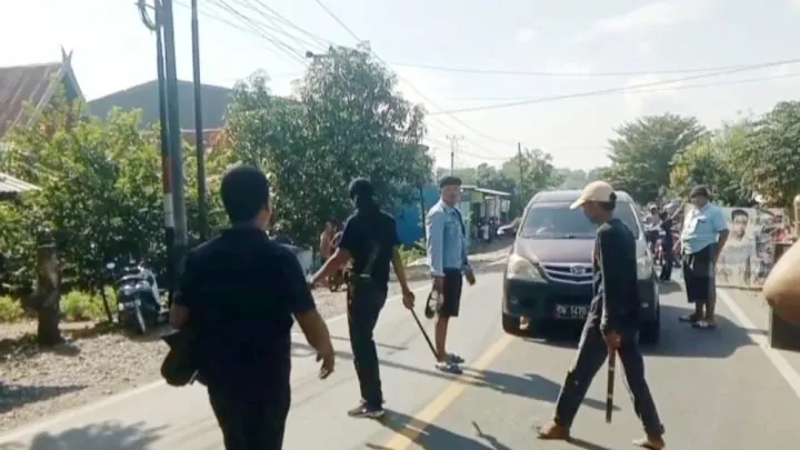 Diduga Kasus Pelecehan Seksual, Warga Balang Beru Jeneponto Gelar Aksi Unjuk Rasa, Terlihat Sajam Diduga Kasus