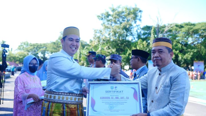 Dirut Semen Tonasa Dianugerahi Penghargaan Karya Dharma Pendidikan dari Bupati Pangkep Dirut semen Tonasa