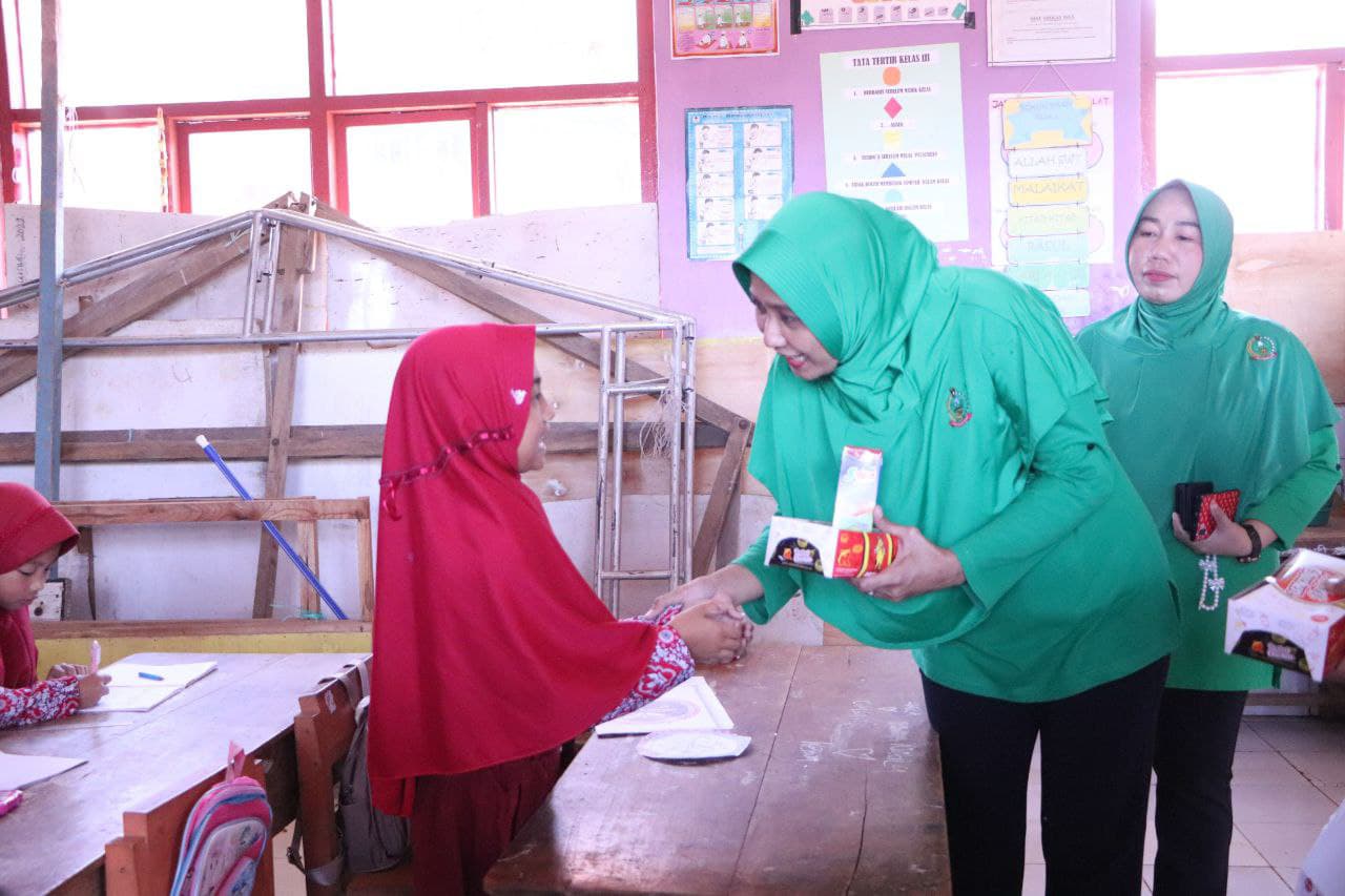 Siswa SDN 17 Rumbia Tersenyum Bahagia Terima Bantuan dari Dandim 1425 Jeneponto