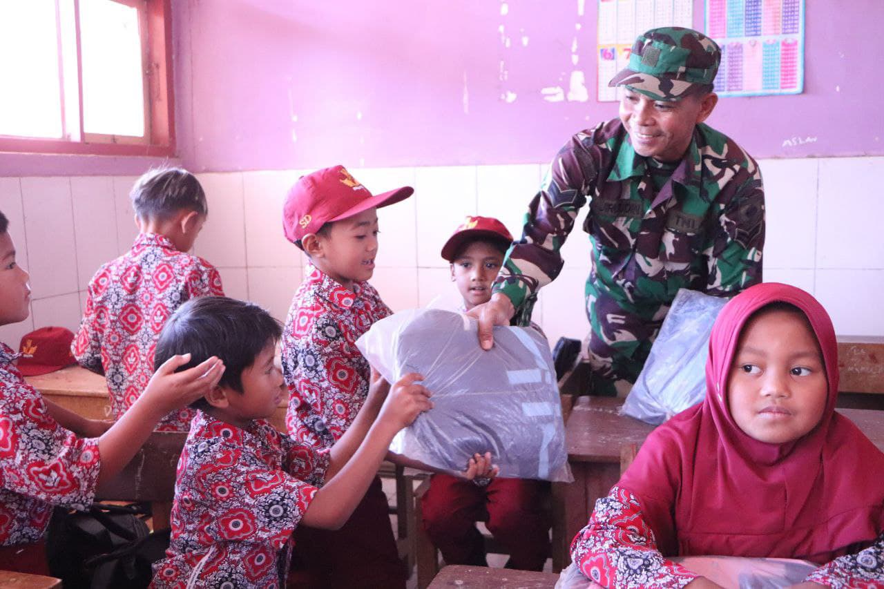 Siswa SDN 17 Rumbia Tersenyum Bahagia Terima Bantuan dari Dandim 1425 Jeneponto