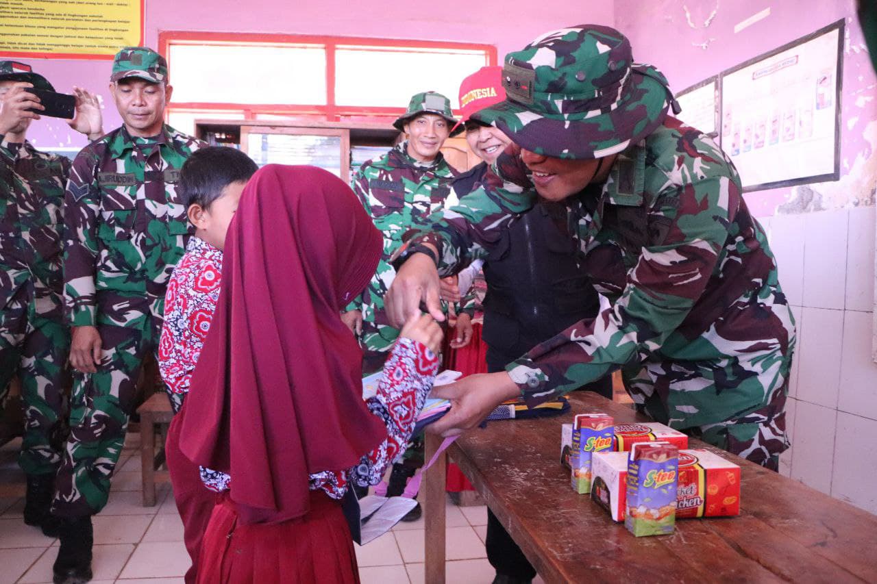 Siswa SDN 17 Rumbia Tersenyum Bahagia Terima Bantuan dari Dandim 1425 Jeneponto