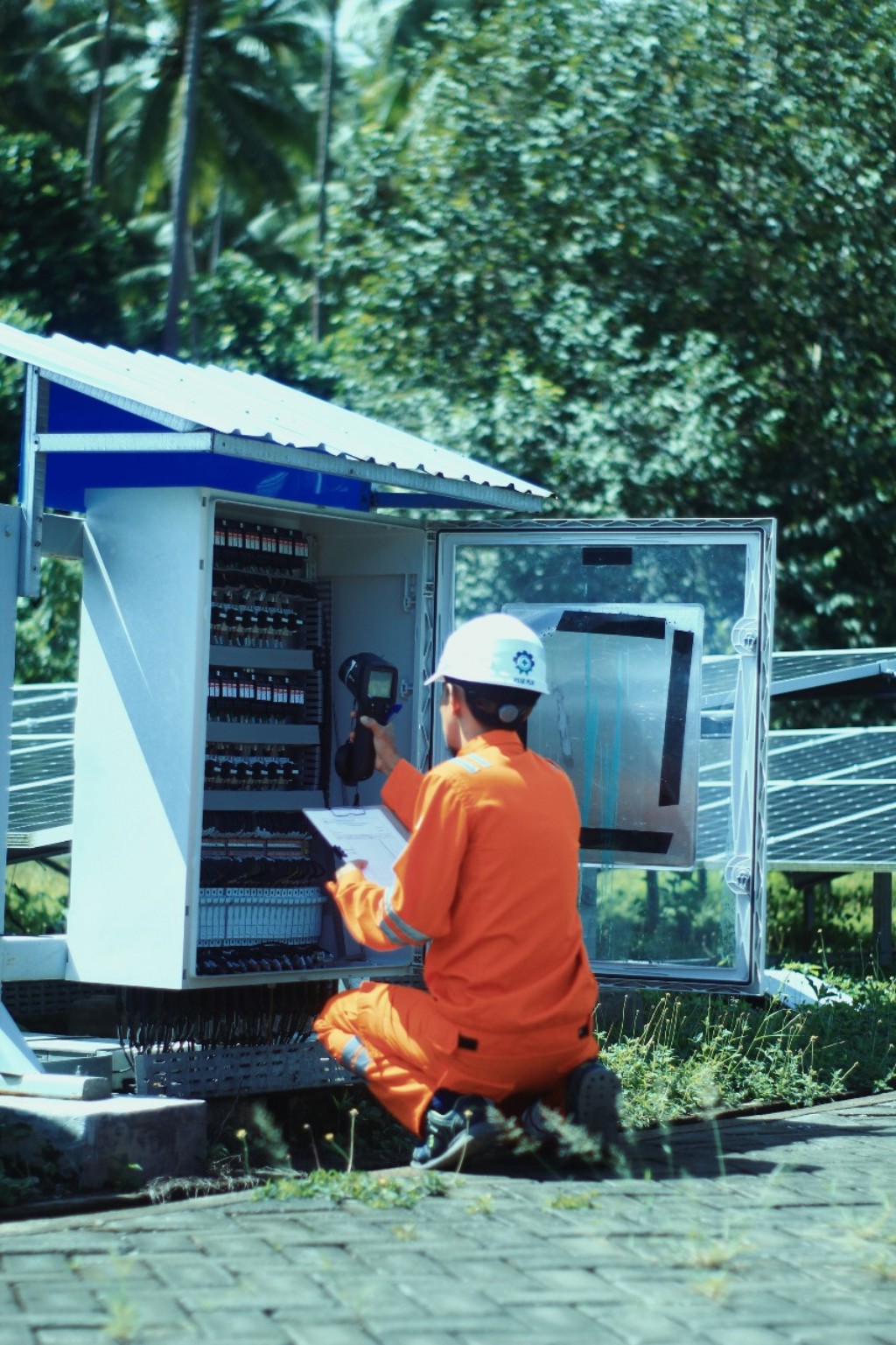 Komitmen Dukung Transisi Energi Bersih, PLN IP Penuhi Kebutuhan Masyarakat Selayar melalui PLTS Hybrid