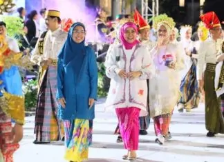 Wakil Wali Kota dan Ketua TP PKK Makassar Tampil Memukau di Karnaval Budaya APEKSI 2025