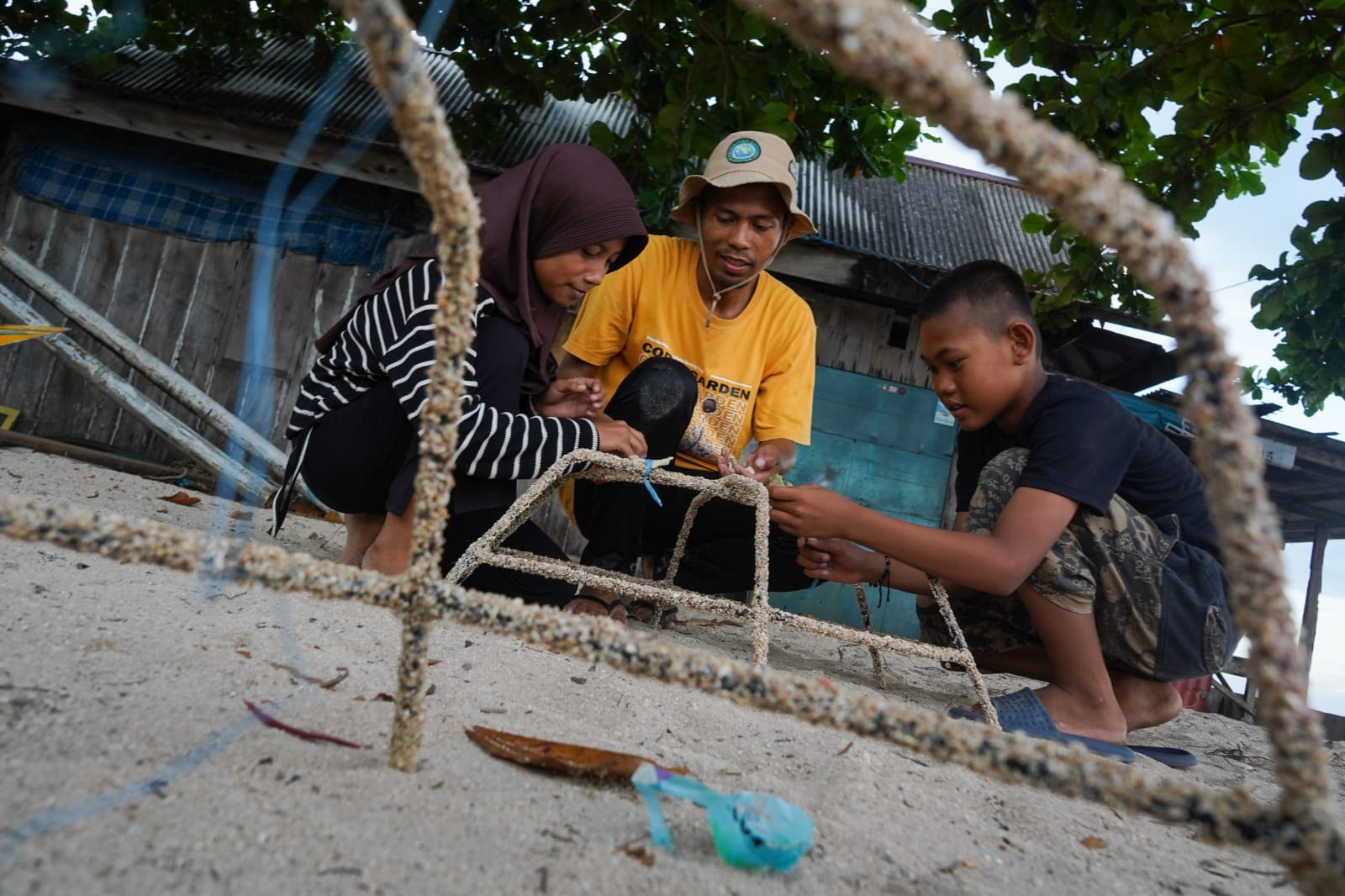 Masyarakat Pulau Barrang Caddi Makassar Lepas 208 Tukik Penyu Lekang dan Penyu Sisik Ke Laut Lepas
