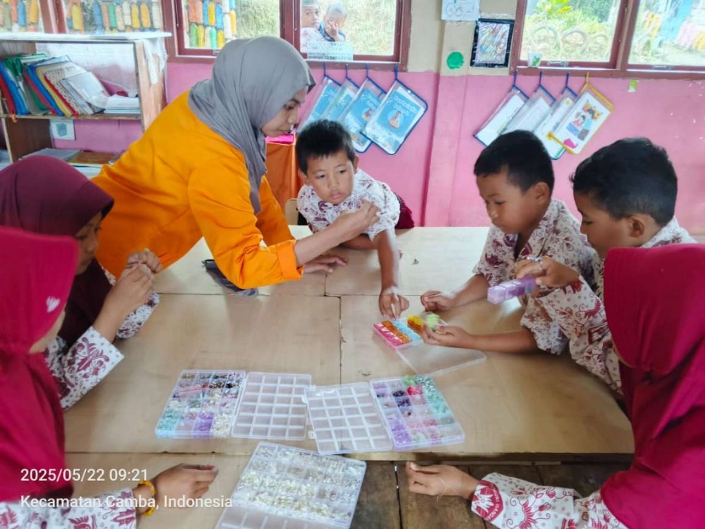 Mahasiswa KKN UNM Tingkatkan Kreativitas Siswa SDN 26 Maddenge Lewat Prakarya Gelang & Gantungan Dari Manik-Manik