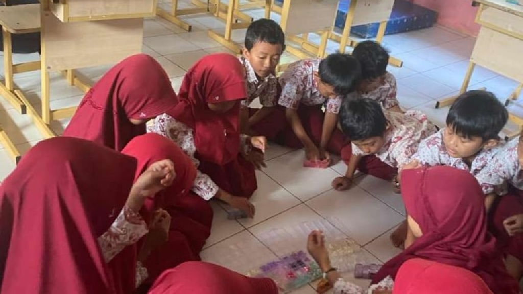 Mahasiswa KKN UNM Tingkatkan Kreativitas Siswa SDN 26 Maddenge Lewat Prakarya Gelang & Gantungan Dari Manik-Manik