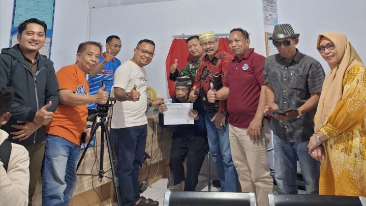 Tindak Lanjuti Arahan Bupati, Disdukcapil Tuntaskan Adminduk Lansia Dande di Hari Libur Tindak Lanjuti