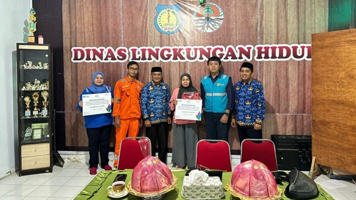 Dukung Program Lingkungan Hidup, UP PLTD Selayar Salurkan Bantuan Pengelolaan Lingkungan pada DLH Selayar pltd selayar
