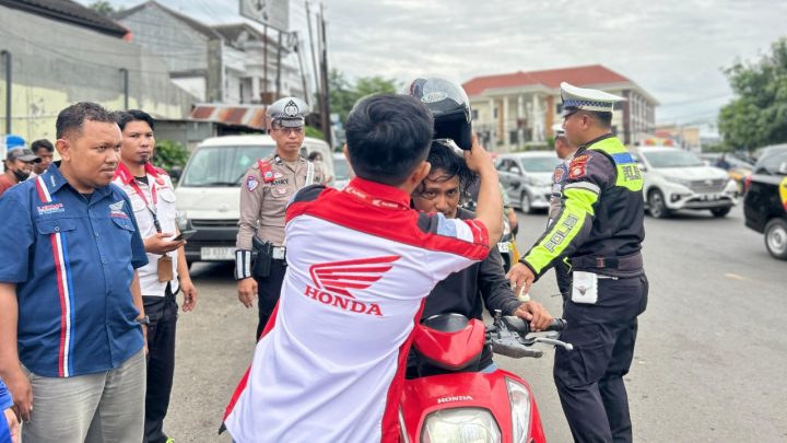 Helm Gratis untuk Pengendara, Komitmen Asmo Sulsel dan Polres Gowa Tingkatkan Keselamatan Berkendara helm gratis honda