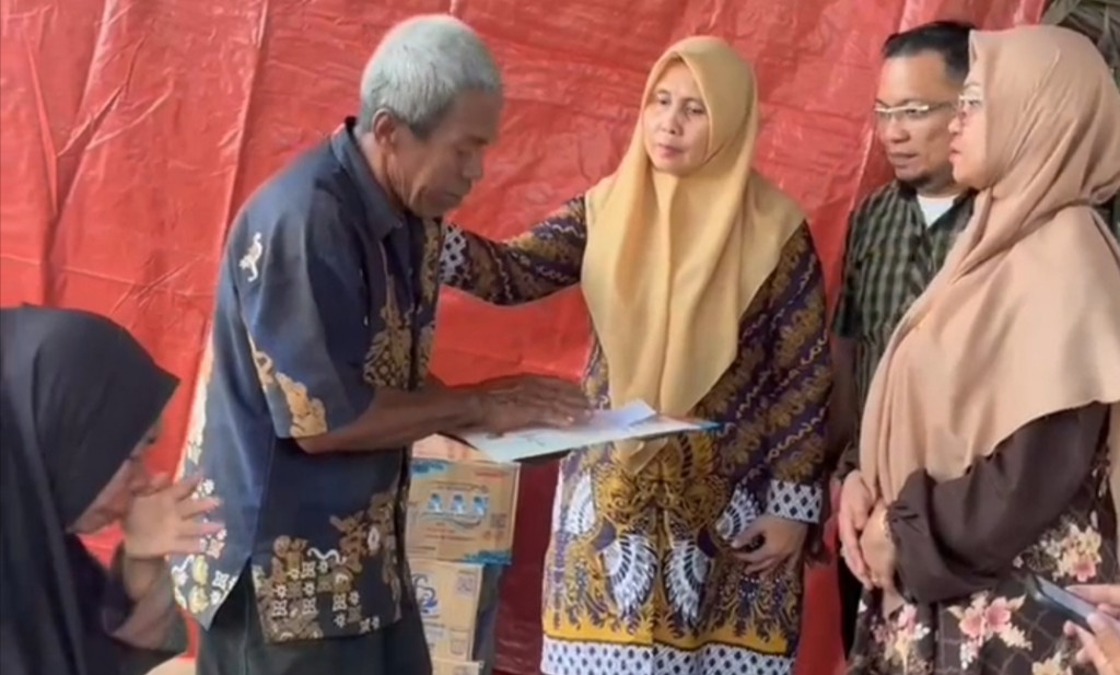 Kadis Dukcapil Jeneponto Kunjungi Korban Kebakaran di Balang Toa, Serahkan Dokumen Kependudukan dan Bantuan