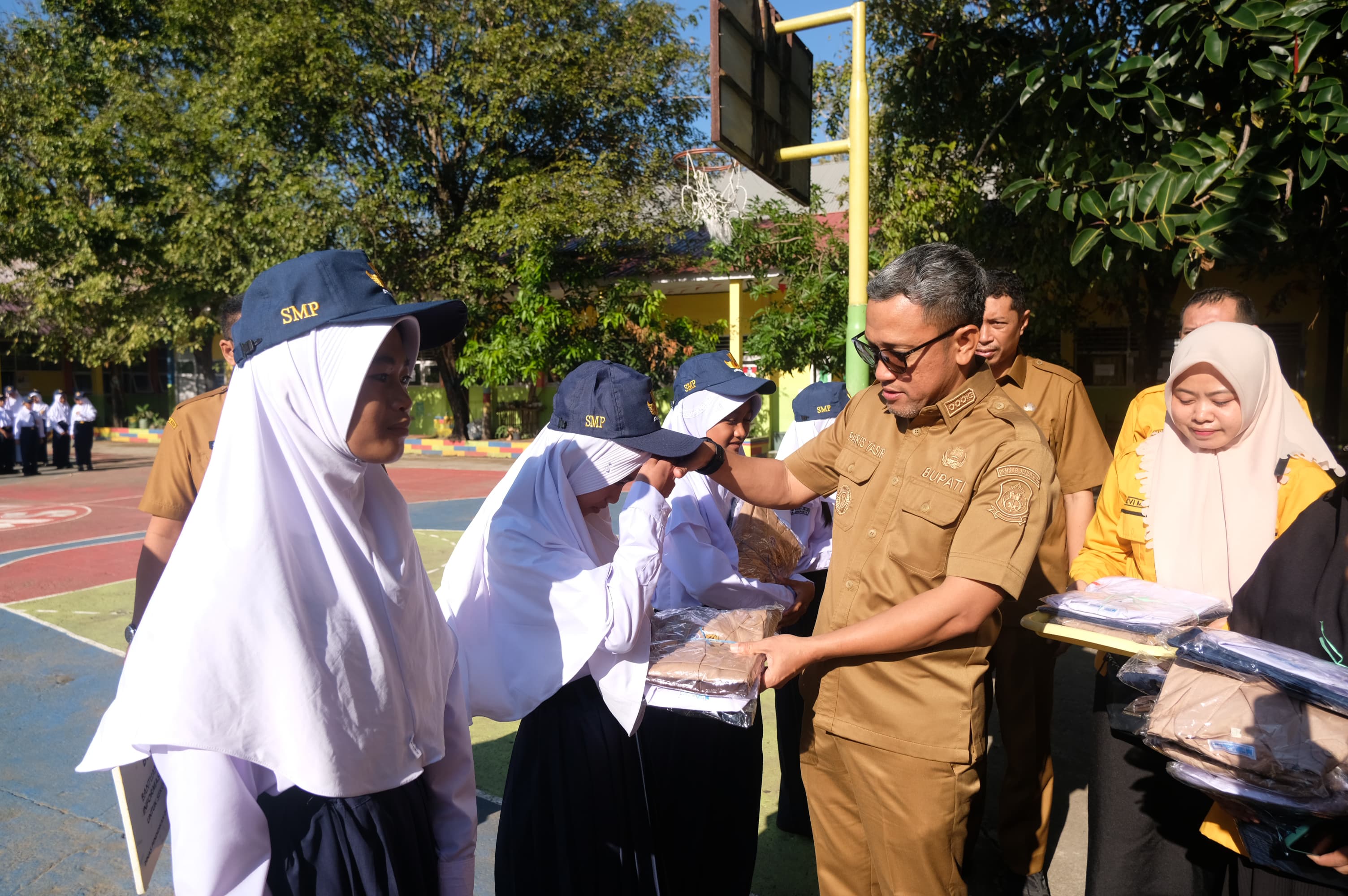 Bupati Jeneponto, Paris Yasir Bagikan Seragam Sekolah Gratis untuk Siswa SMP