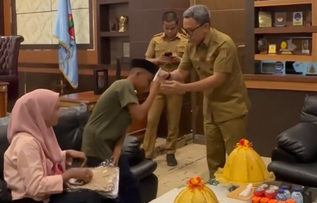 Tak Punya Seragam Sekolah, Anak ini Temui Langsung Bupati Jeneponto