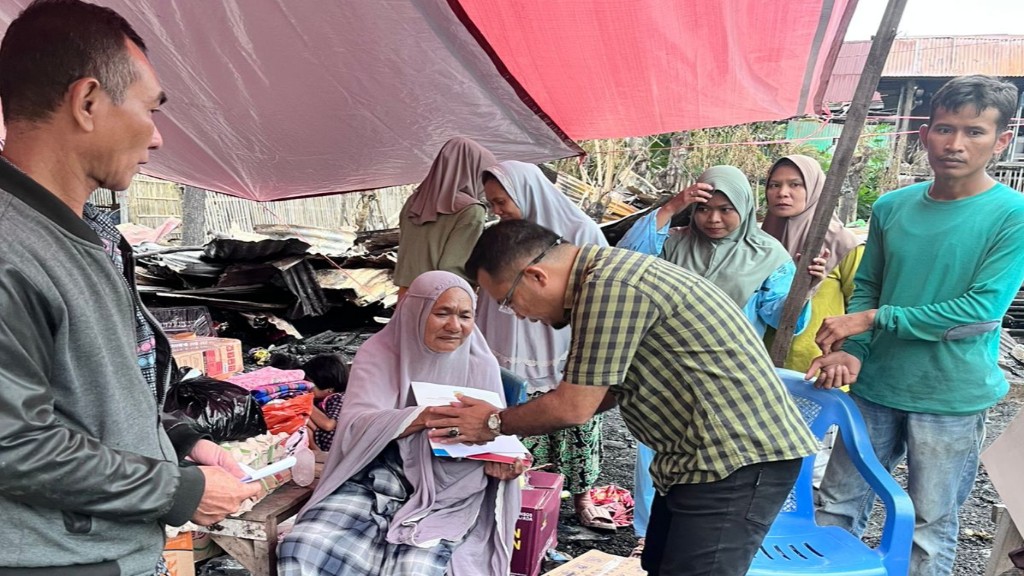 Kadis Dukcapil Jeneponto Kunjungi Korban Kebakaran di Balang Toa, Serahkan Dokumen Kependudukan dan Bantuan