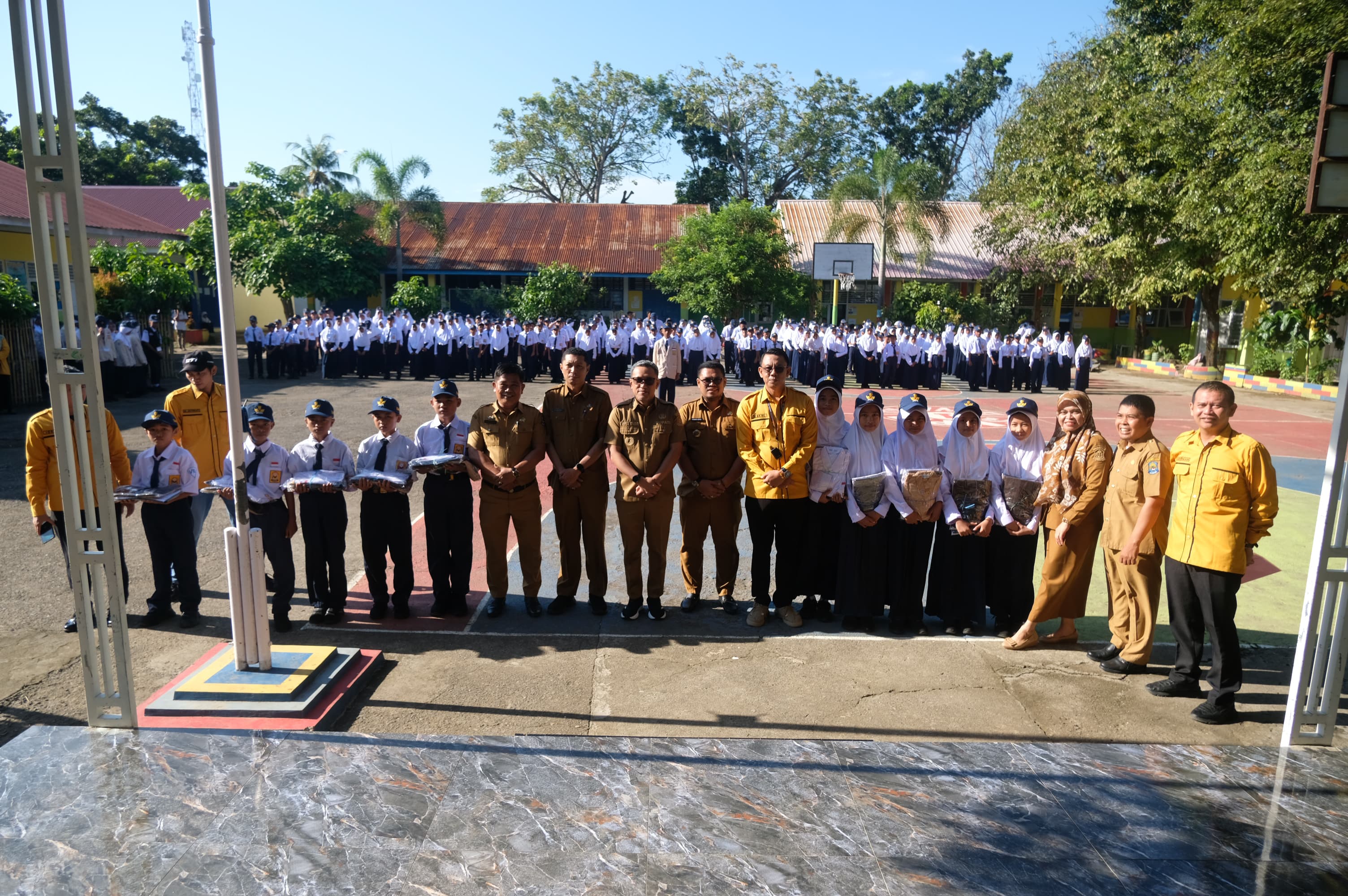 Bupati Jeneponto, Paris Yasir Bagikan Seragam Sekolah Gratis untuk Siswa SMP