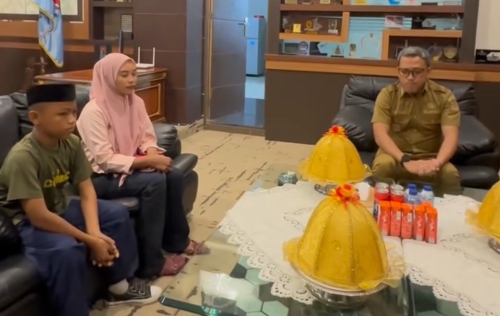 Tak Punya Seragam Sekolah, Anak ini Temui Langsung Bupati Jeneponto
