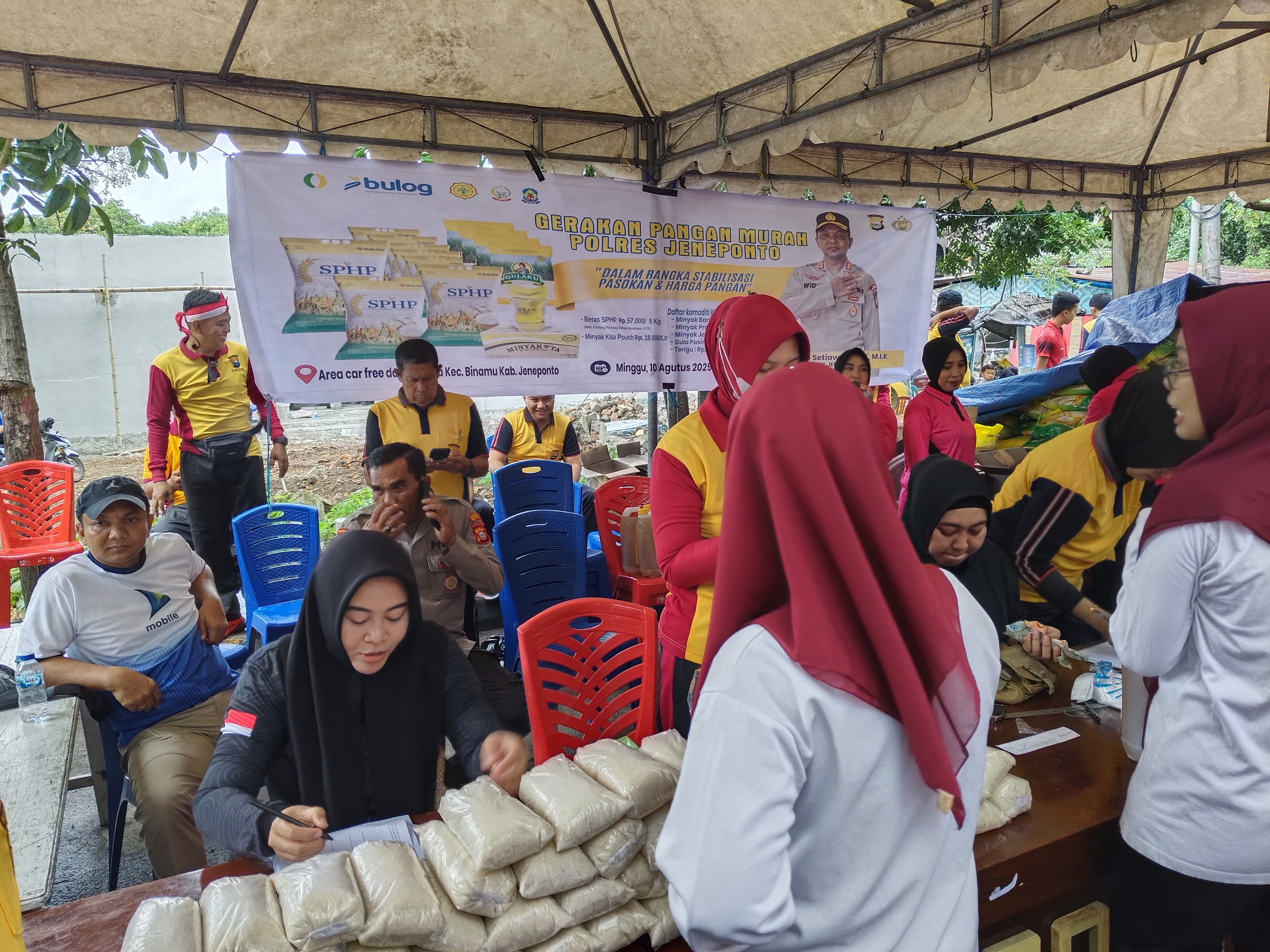 Polres Jeneponto Gelar Gerakan Pangan Murah Bersama Bulog, Sembako Ludes dalam Dua Jam