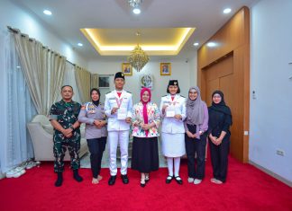 Wakil Gubernur Sulsel Berikan Tabungan Pedidikan Kepada Dua Paskibraka Nasional 2025