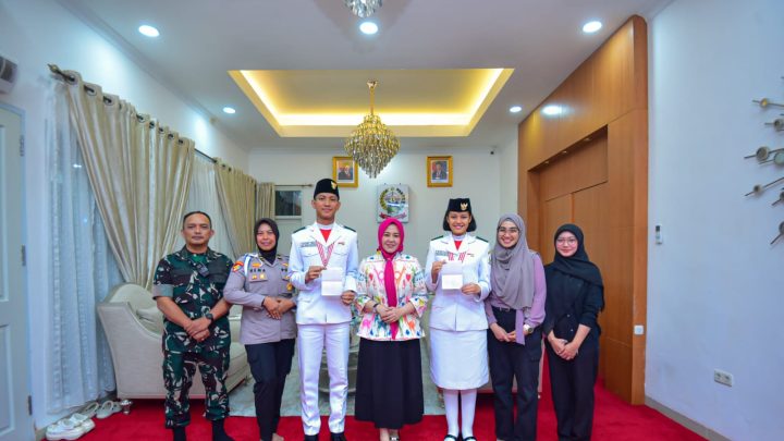 Wakil Gubernur Sulsel Berikan Tabungan Pedidikan Kepada Dua Paskibraka Nasional 2025 Pemprov Sulsel