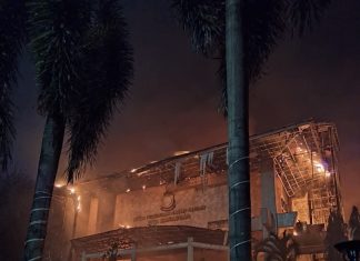 Massa Bakar Gedung DPRD Makassar Saat Rapat Paripurna, Sejumlah Orang Dikabarkan Meninggal