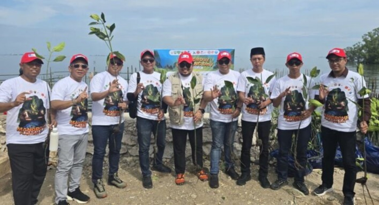IKA Teknik Unhas dan Mitra Tanam Ribuan Mangrove di Pesisir Pangkep, Sapri Pamulu: Simbol Kepedulian Lingkungan