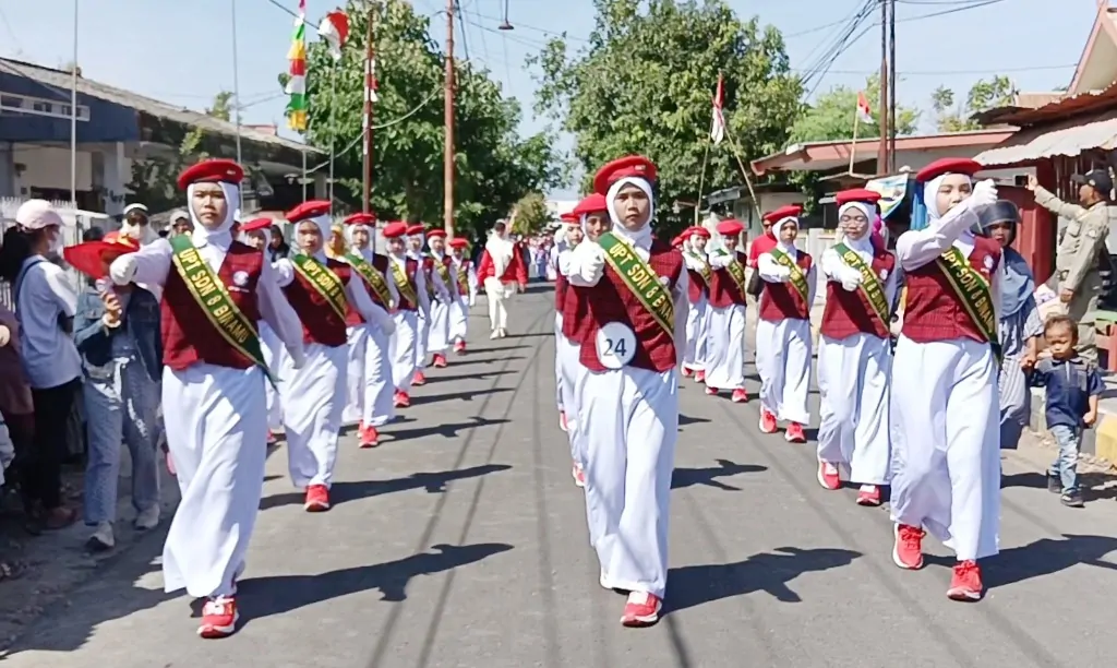 100 Siswa UPT SDN 8 Binamu Meriahkan Ajang Gerak Jalan Indah HUT RI ke-80 di Jeneponto