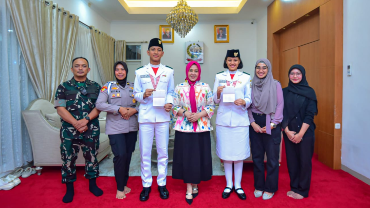 Aliah dan Nadhif, Paskibraka Nasional Asal Sulsel Terima Tabungan Pendidikan dari Wagub Fatmawati - Makassar Terkini