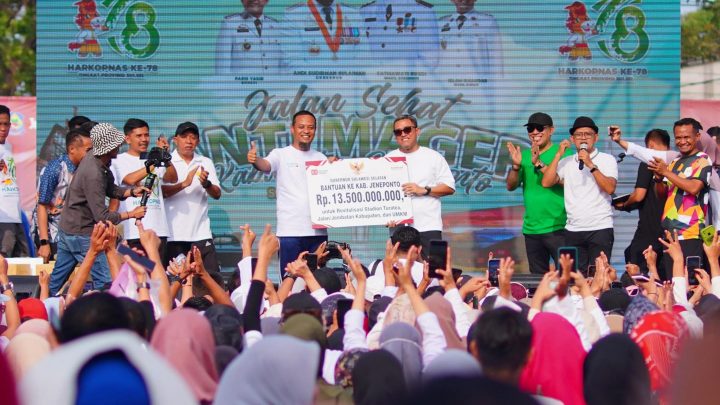 Gubernur Sulsel Serahkan Bantuan Rp13,5 Miliar untuk Pemkab Jeneponto Gubernur Sulsel