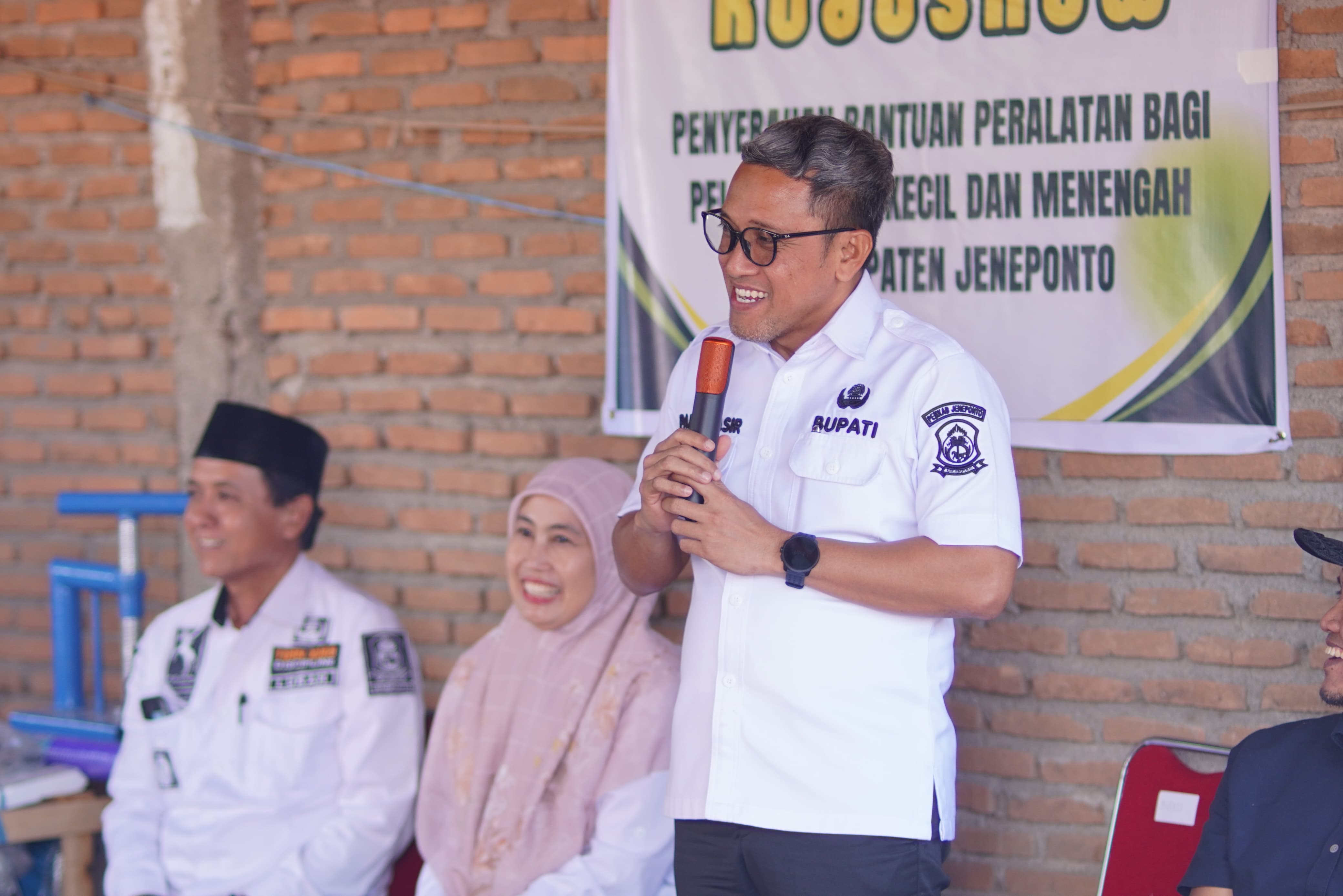Bupati Jeneponto Salurkan Bantuan Peralatan Produktif di Hari UMKM Nasional